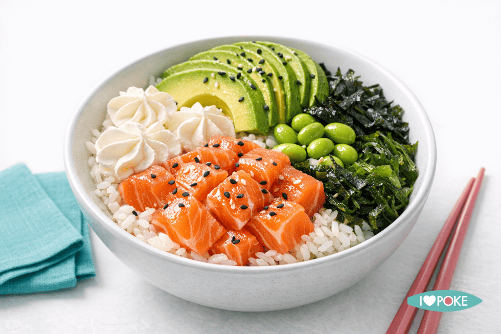 Poke bowl avec saumon, avocat, edamame, algues et riz, parfait pour un repas gourmet et sain.