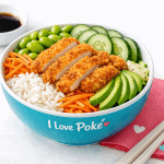 Poke bowl con pollo, avocado e croccante.