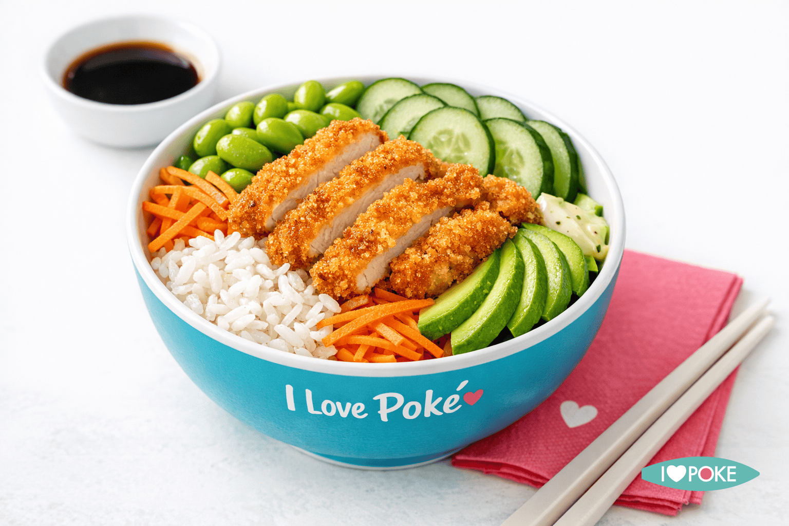 Poke bowl con pollo, avocado e croccante.