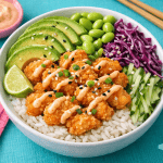 Poke bowl con pollo croccante, avocado, edamame, cavolo viola e cetrioli, con salsa speciale. Perfetto per un pasto gustoso e salutare, ideale per gli amanti del poke.