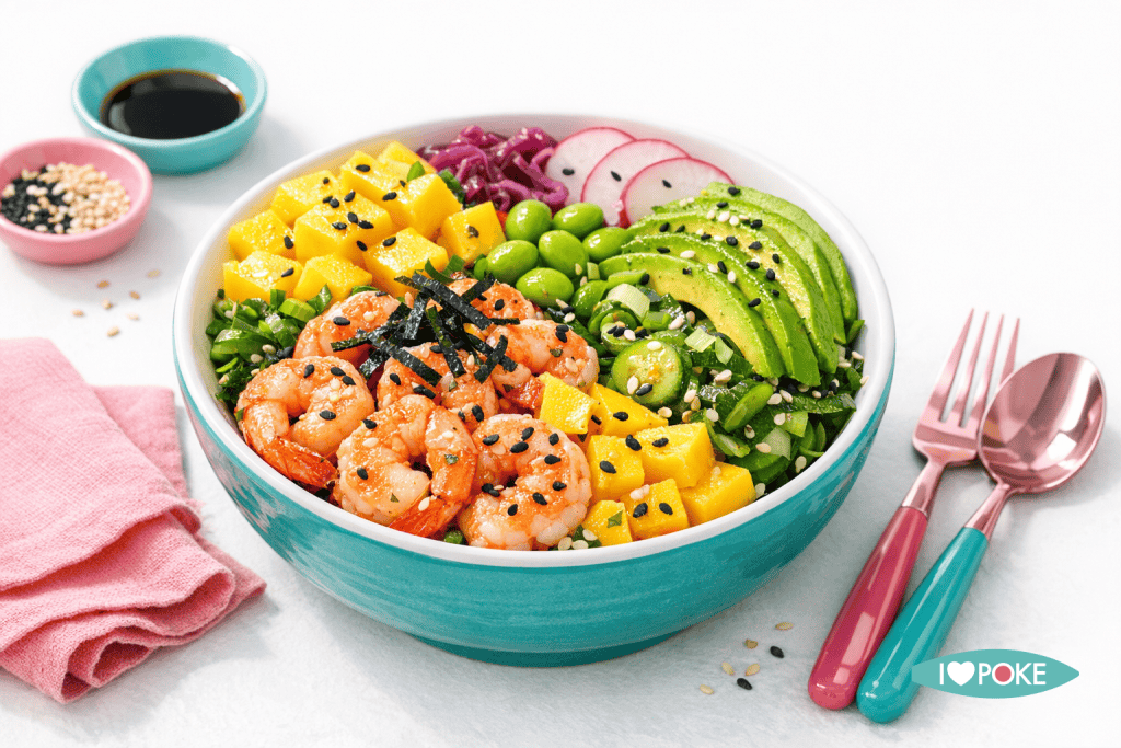 Poke bowl con gamberi, mango, avocado e verdure fresche, ideale per un pasto estivo e salutare. Ricco di sapori e colori, perfetto per un'esperienza gustosa e premium.