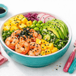 Poke bowl con gamberi, mango, avocado e verdure fresche, ideale per un pasto estivo e salutare. Ricco di sapori e colori, perfetto per un'esperienza gustosa e premium.