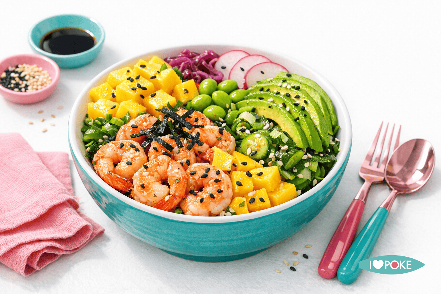 Poke bowl con gamberi, mango, avocado e verdure fresche, ideale per un pasto estivo e salutare. Ricco di sapori e colori, perfetto per un'esperienza gustosa e premium.