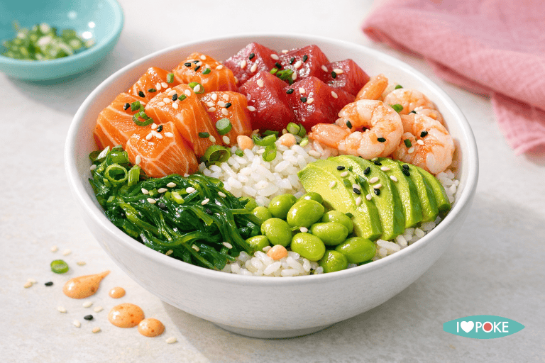 Poke bowl con salmone, tonno, gamberi, avocado, edamame e riso, perfetto per un pasto fresco e salutare. Ideale per gli amanti della cucina hawaiana e dei piatti di pesce crudi.