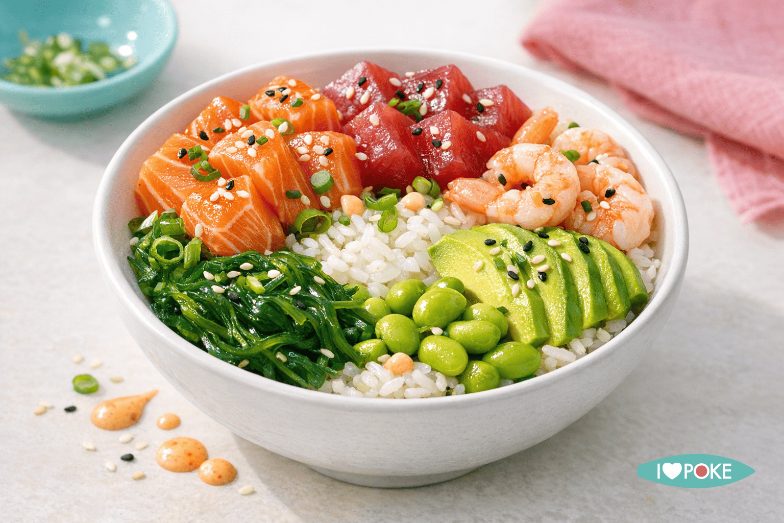 Poke Bowl mit Lachs, Thunfisch, Garnelen, Avocado, Edamame und Reis, perfekt für eine frische und gesunde Mahlzeit. Ideal für Liebhaber der hawaiianischen Küche und roher Fischgerichte.