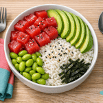 Poke Schüssel mit frischem Thunfisch, cremiger Avocado, Reis, Edamame und Algen, perfekt für eine gesunde und schmackhafte Mahlzeit. Ideal für Liebhaber der japanischen Küche und roher Fischgerichte.