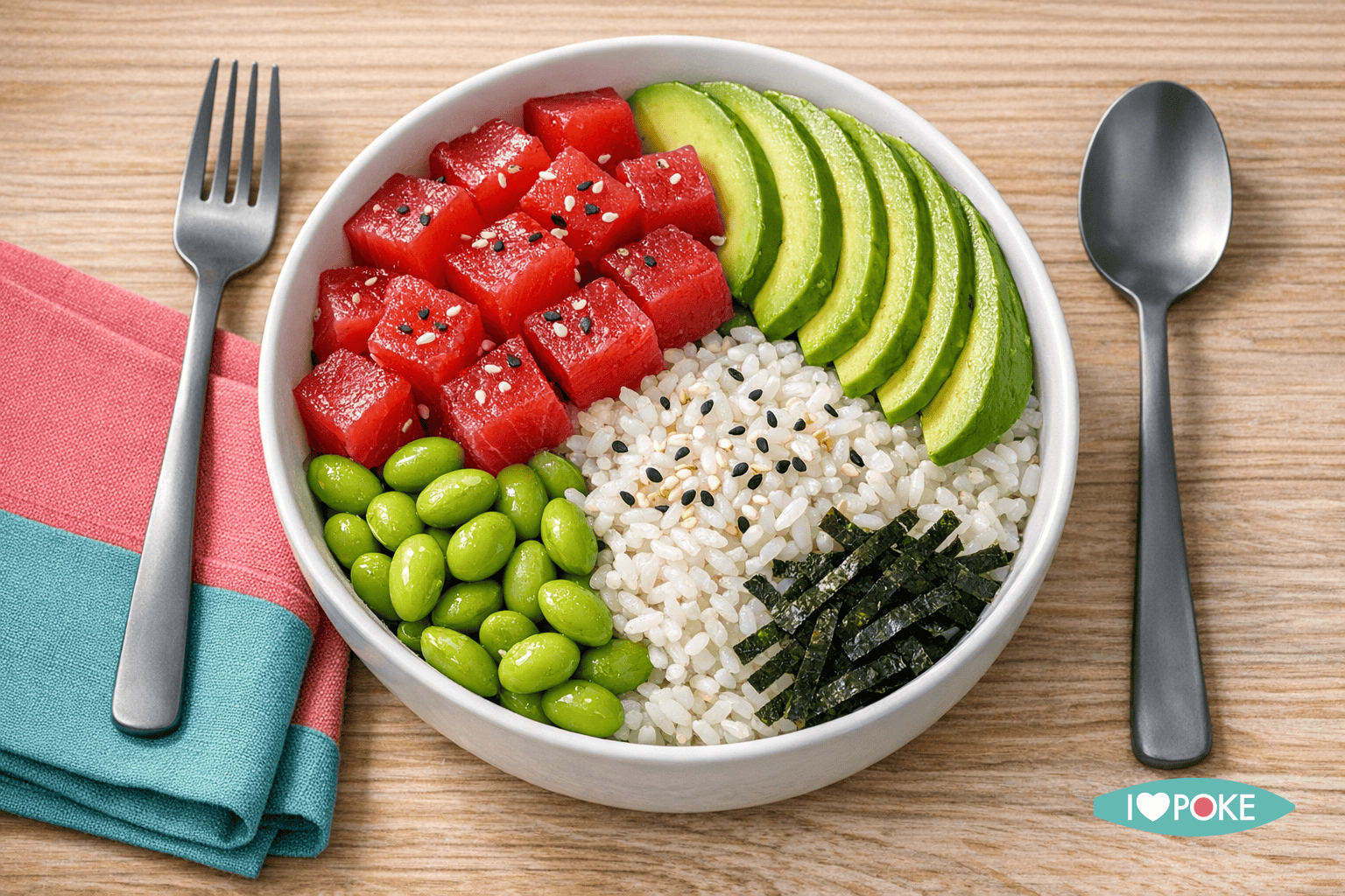 Poke bowl con tonno fresco, avocado cremoso, riso, edamame e alghe, perfetto per un pasto salutare e gustoso. Ideale per gli amanti della cucina giapponese e dei piatti a base di pesce crudo.