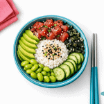 Poke Bowl mit frischem Thunfisch, Sesam, Avocado, Sushi-Reis und buntem Gemüse, perfekt für eine gesunde und schmackhafte Mahlzeit. Ideal für Liebhaber der japanischen Küche und Poke Bowls.
