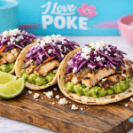 Tacos di pollo grigliato con guacamole fresco, cipolla rossa e formaggio feta, serviti su tortillas morbide. Perfetti per un pasto gustoso e salutare, ideali per gli amanti della cucina messicana.