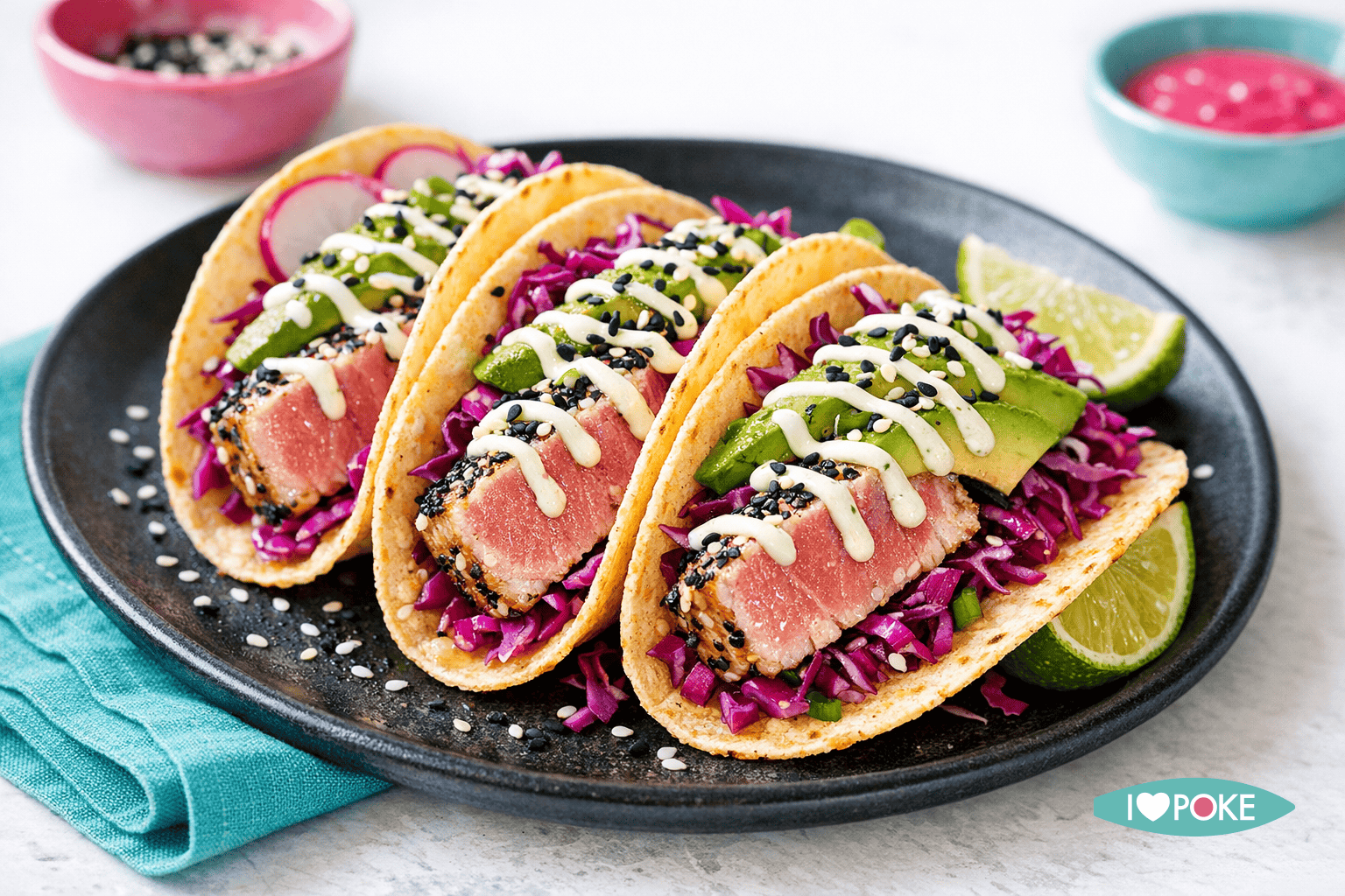 Tacos di tonno piccante con salsa mayo al lime, serviti in tortillas croccanti con verdure fresche e cavolo rosso, perfetti per un piatto di pesce gustoso e originale.