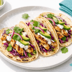 Tacos di pollo allo yogurt e avocado con verdure fresche, perfetti per un pasto sano e gustoso. Ideali per una dieta equilibrata e ricca di sapori autentici.