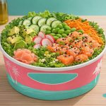 Poke bowl con base insalata e salmone