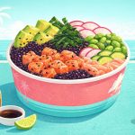 Poke bowl con riso venere e salmone