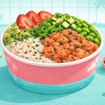 Poke bowl primaverile con edamame e fragole