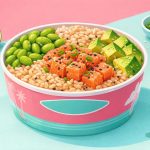 Poke bowl proteica con salmone, edamame e avocado